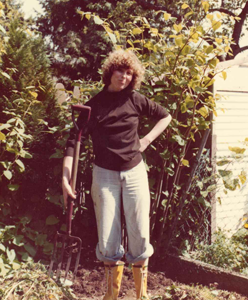 Heide_in_1970s_bby_garden.png